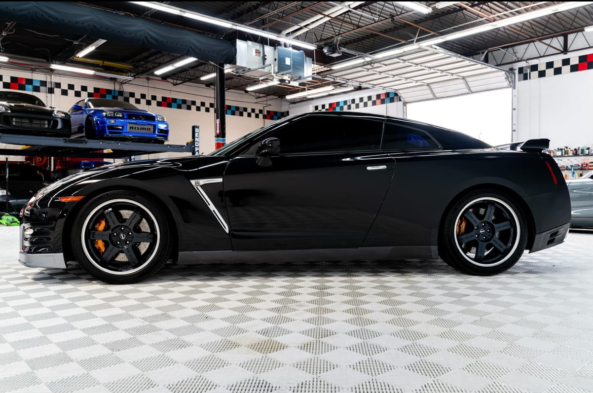 2016 Nissan GT-R Premium — Interior