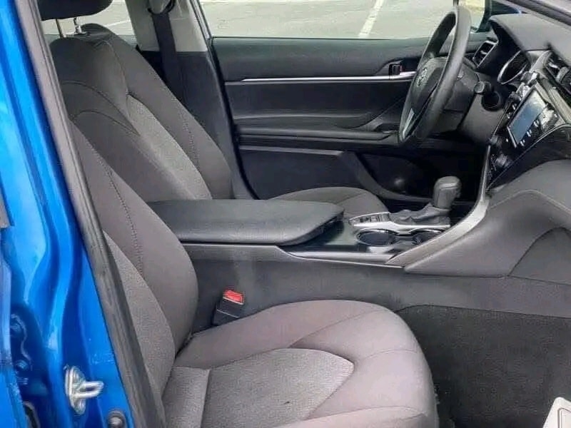 2020 Toyota Camry Hybrid LE — Photo 8