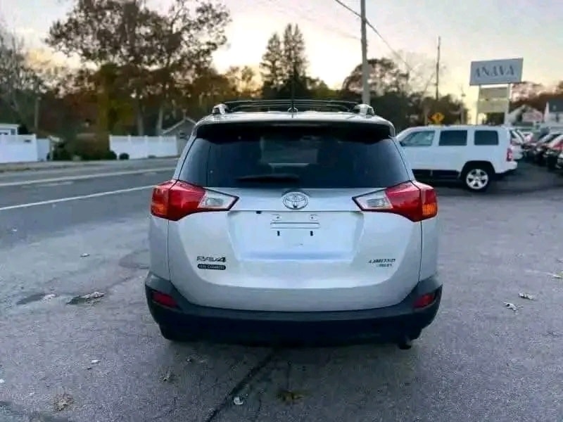 2015 Toyota RAV4 Limited — Photo 8
